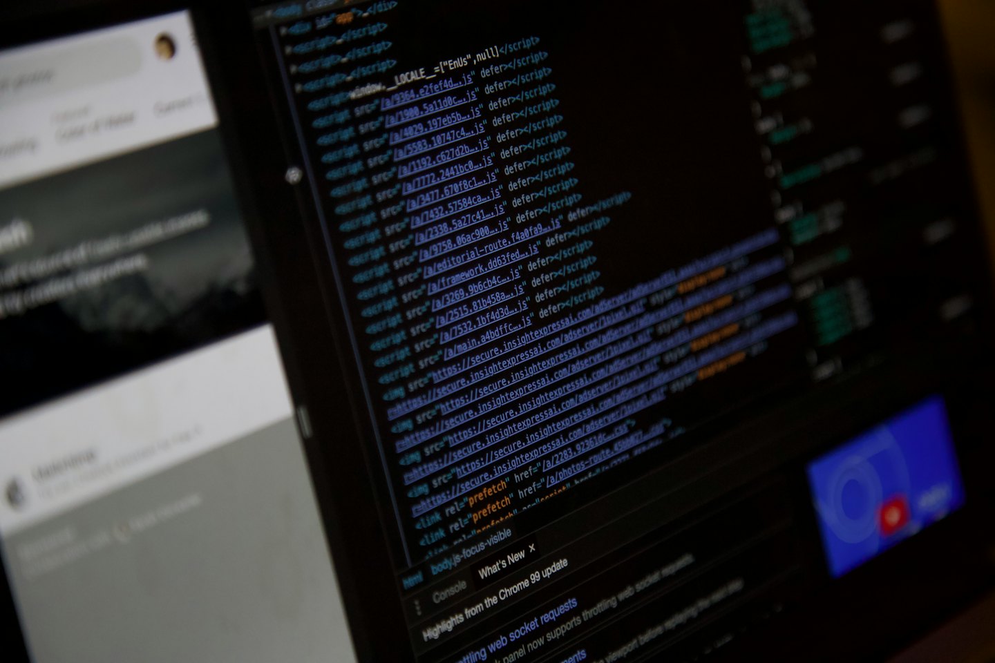 Computerbildschirm zeigt Programmiercode mit Systemmeldungen.